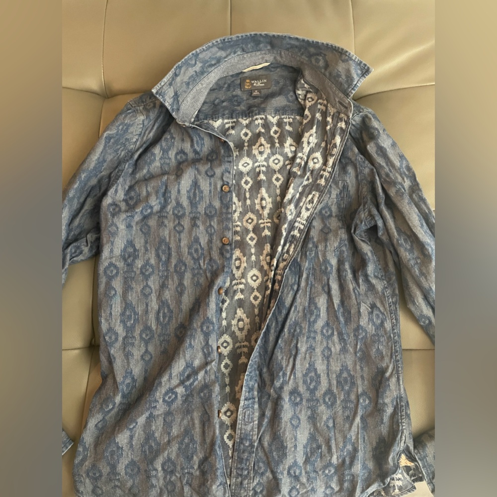 Wallin & Bros Men’s Dress shirt, worn less than 5 times and no longer fits.